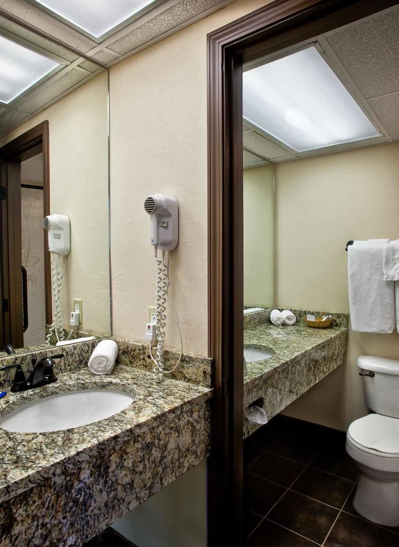 Helendorf River Inn, Suites & Conference Center Екстер'єр фото